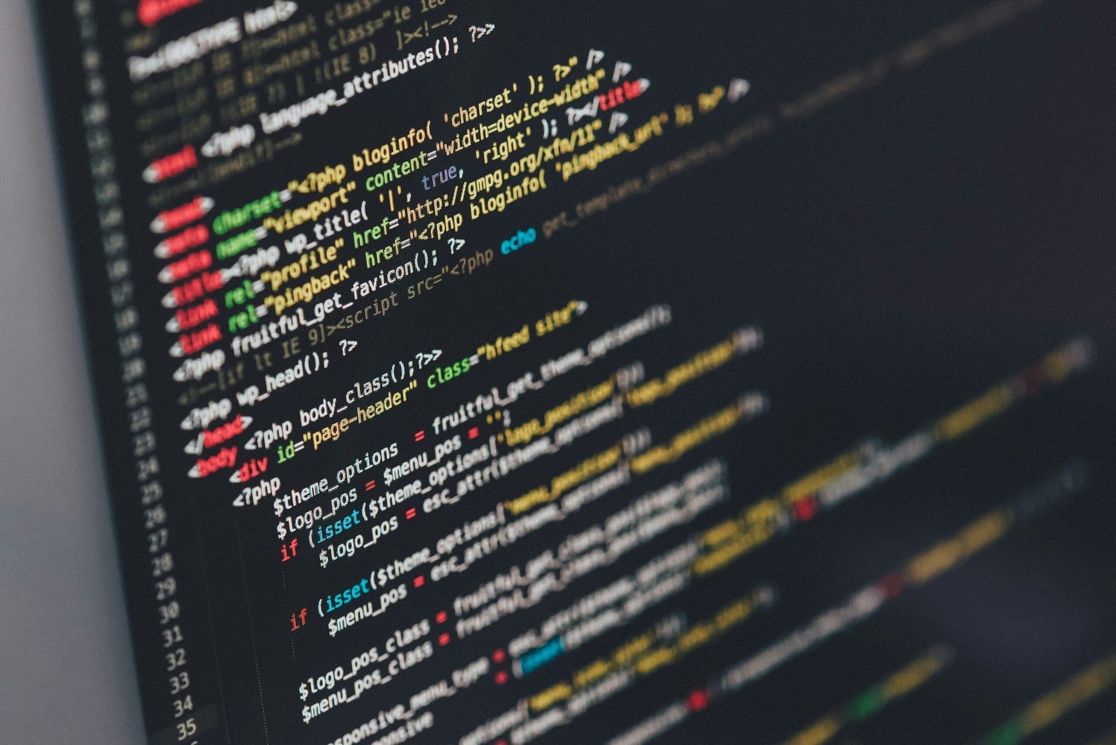 Bildschirm mit farbig hervorgehobenem Quellcode