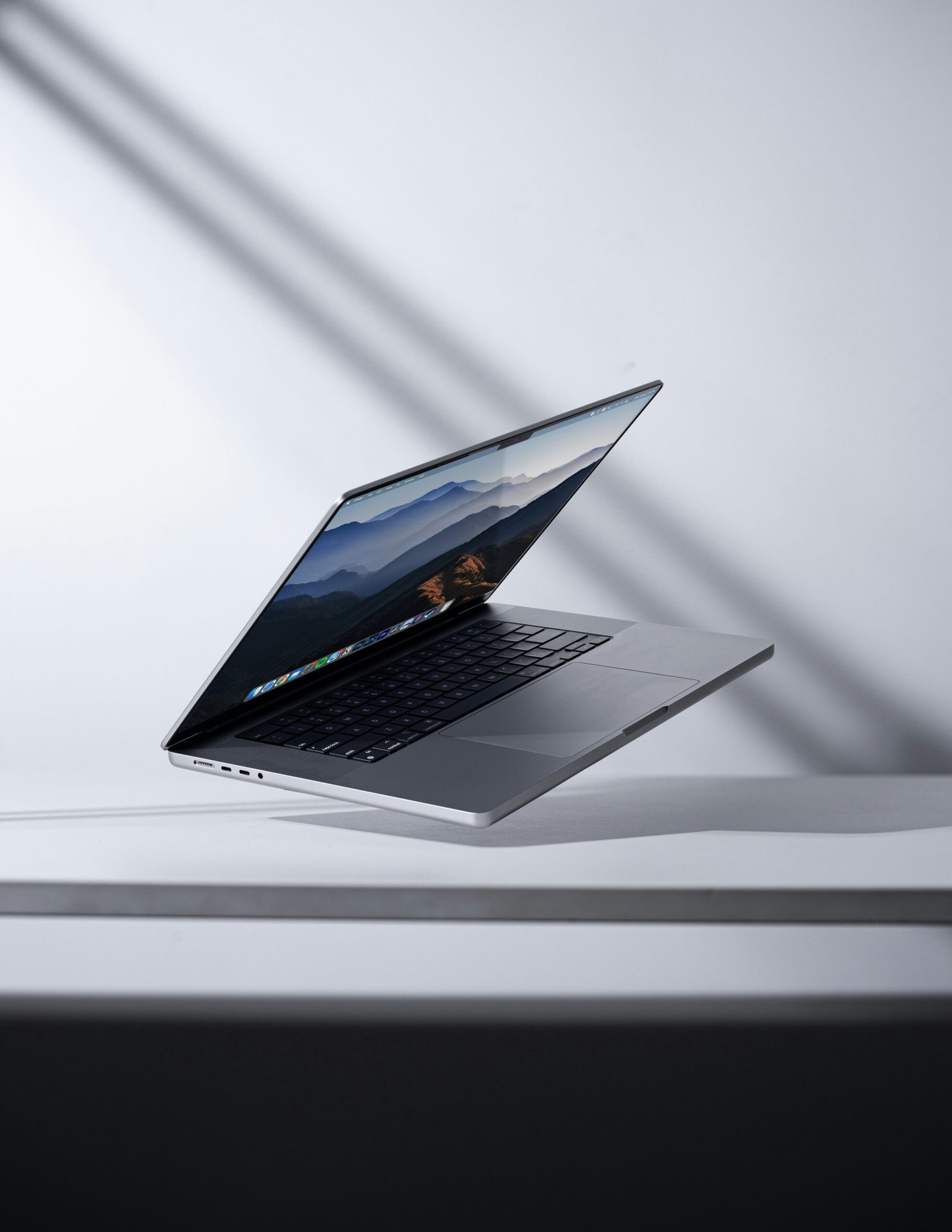 Aufgeklappter Laptop, freigestellt vor hellem Hintergrund