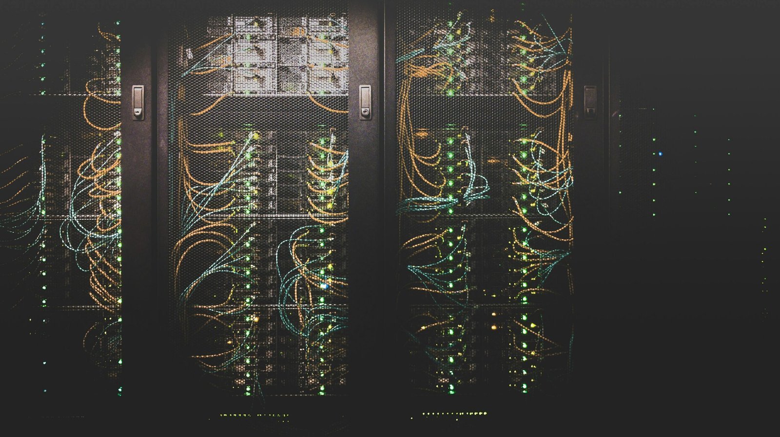 Serverschrank mit eingesteckten Netzwerkkabeln und leuchtenden Statusanzeigen